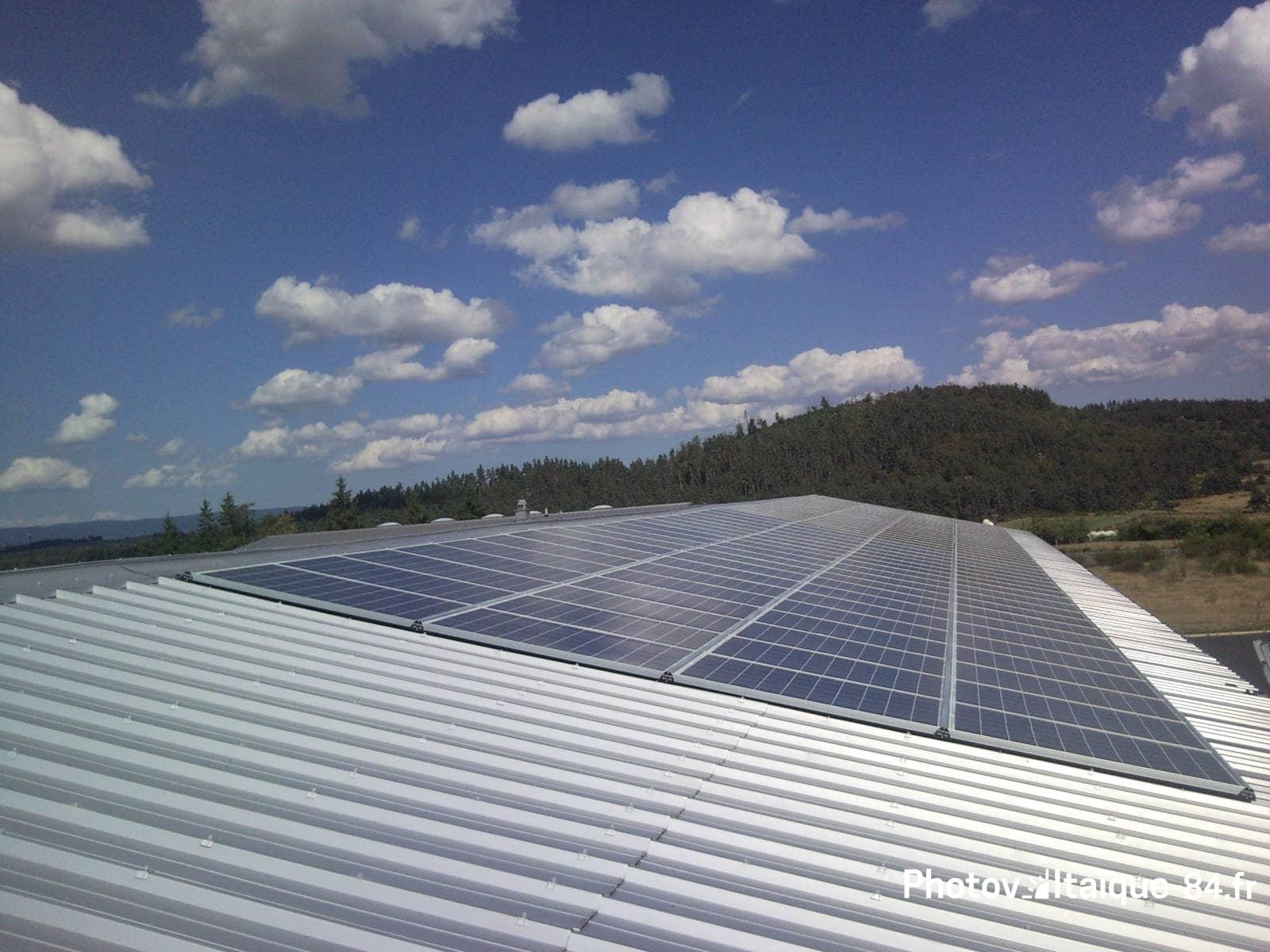 Installation solaire sur une toiture industrielle en Provence