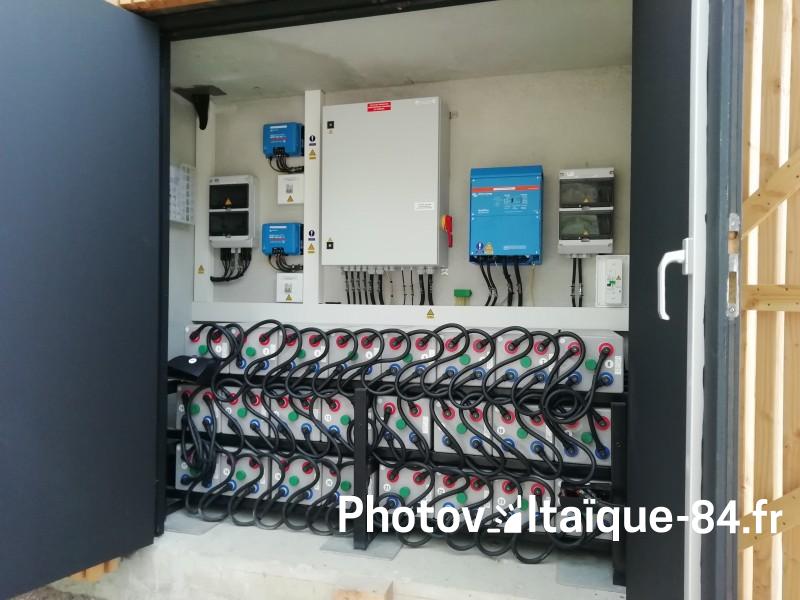 Installation batteries solaires dans les calanques de Sormiou